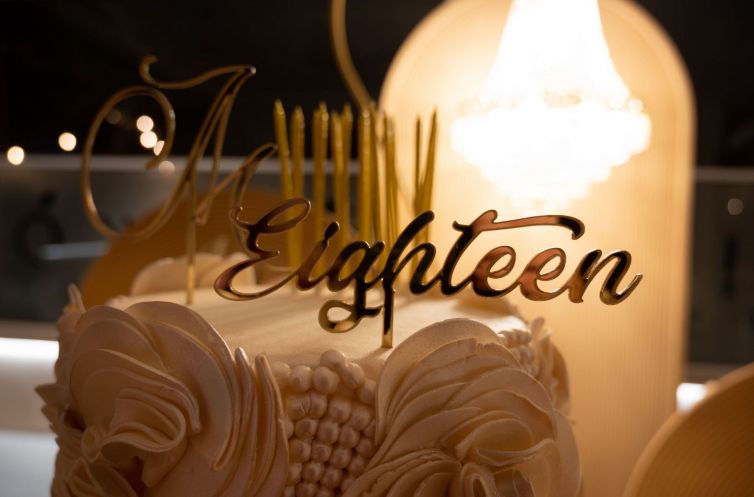 Decorazione torta 18 anni