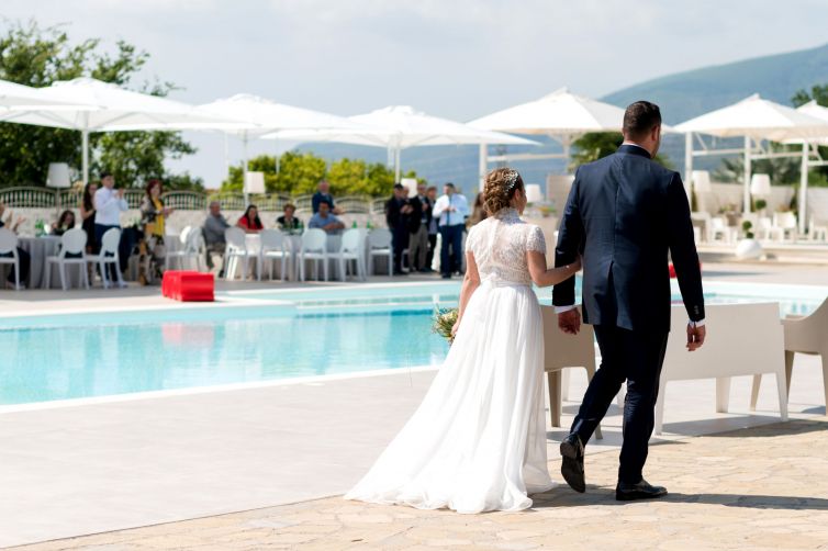 sposi in piscina