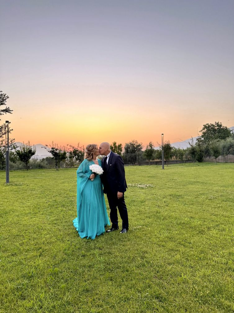 sposi in giardino al tramonto