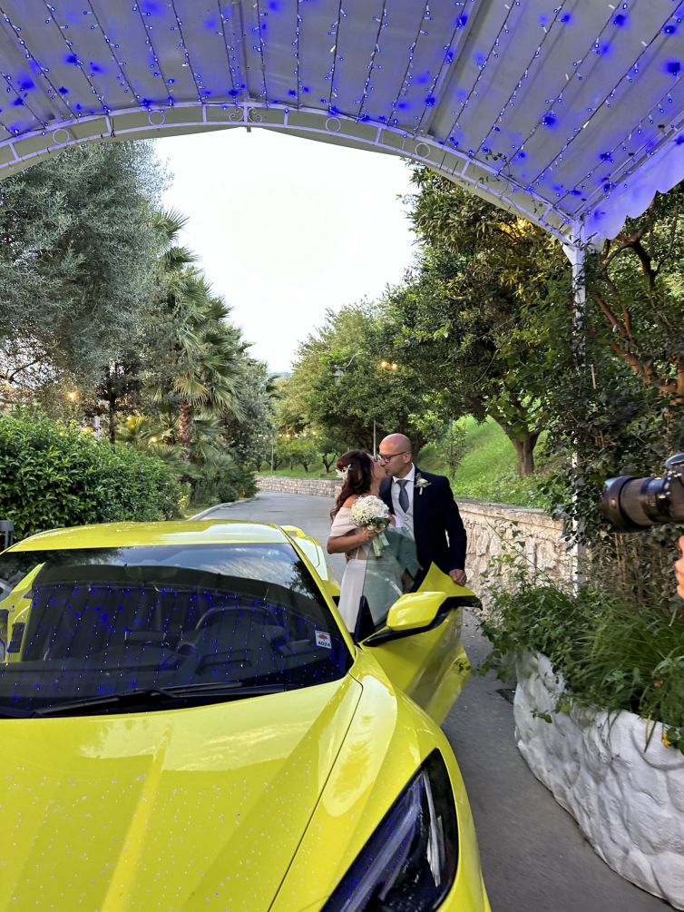 Sposi con auto